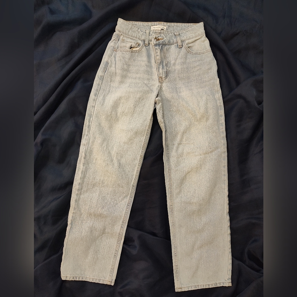 Light wash mom jeans 80s/90s style